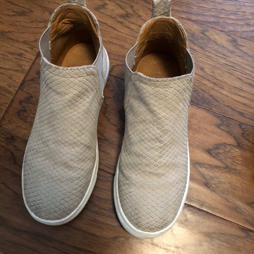 Little Girls size 2 Report sneakers